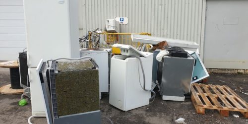 For å hindre ulovlig uttak av EE-avfall har noen døgnbemannet kameraovervåking av området der EE-avfallet lagres, Miljødirektoratet oppfordrer butikkene til å melde fra til politiet om ulovlig uttak av avfall fra mottaksstasjonene.
