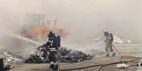 For å få slukket den siste brannen hos Østbø i Rana måtte avfallet spres utover gulvet ved hjelp av maskiner. Foto: Trond Jøran Pedersen.