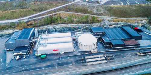 Det bare to år gamle biogassanlegget ved Högbytorp nordvest for Stockholm får ny eier fra 1. juni, dersom myndighetene godkjenner St1 sitt oppkjøp. Med en oppgitt produksjon på 60 Gwh årlig er anlegget blant de største i Sverige. Foto: Apelöga.
