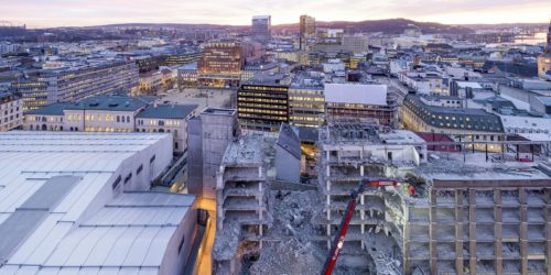 Teltet til venstre i bildet ble nylig tatt ned etter over fem år i regjeringskvartalet i Oslo. Foto Hans Fredrik Asjørnsen