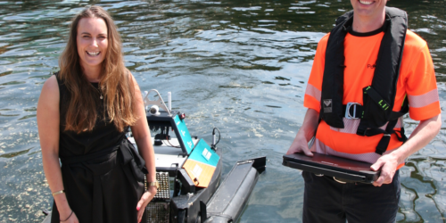 Catarina Frostad i Clean Sea Solutions har nettopp overrakt styringsenheten til den søppelsamlende dronen til overingeniør Edvin Kongsten Wibetoe i Oslo Havn KF.