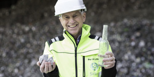 Salget av Glasopor gjør at direktør Per Annar Lilleng i Sirkel Materialgjenvinning as kan konsentrere seg om best mulig gjenvinning av det han holder i venstre hånd. Foto: Redink.