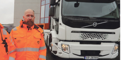 FORNØYD: Logistikkansvarlig Daniel Stavsøien er glad for at BiR i Rådalen nå kan ta hånd om interntransporten selv – ved hjelp av egenprodusert el.