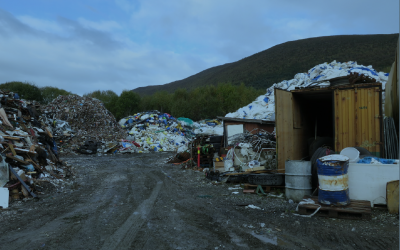 Avfallet som samlet seg opp før Eide Miljøservice måtte stenge ned sommeren 2020 ligger der fortsatt. Foto: Statsforvalteren i Møre og Romsdal.