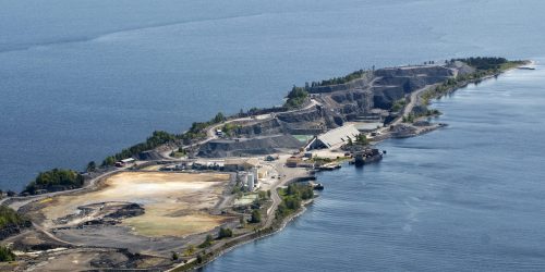 Denne øya vil ta imot en million tonn avfall årlig fram til 2030. Det vil bli lagt i og oppå sydbruddet, lengst unna på bildet. Foto: Espen Braata.