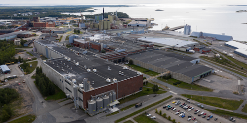 Ved denne nedlagte papirfabrikken skal det etter planen bli en storstilt produksjon av bomullslignende fiber, basert på tekstil- og papiravfall. Foto: Stora Enso.